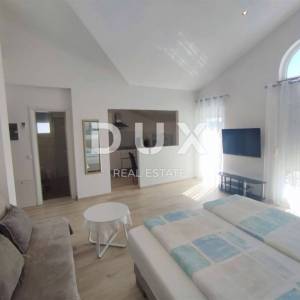 ISTRA, VALBANDON - Apartmanska kuća blizu mora sa 7 apartmana i ogromnom okućnicom
