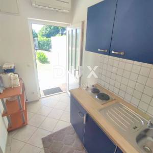 ISTRA, VALBANDON - Apartmanska kuća blizu mora sa 7 apartmana i ogromnom okućnicom