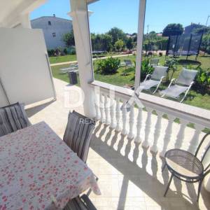 ISTRA, VALBANDON - Apartmanska kuća blizu mora sa 7 apartmana i ogromnom okućnicom