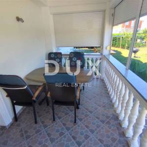 ISTRA, VALBANDON - Apartmanska kuća blizu mora sa 7 apartmana i ogromnom okućnicom