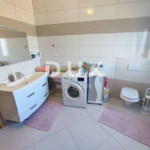 ISTRA, VALBANDON - Apartmanska kuća blizu mora sa 7 apartmana i ogromnom okućnicom