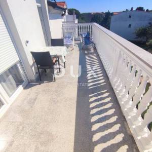 ISTRA, VALBANDON - Apartmanska kuća blizu mora sa 7 apartmana i ogromnom okućnicom