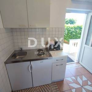 ISTRA, VALBANDON - Apartmanska kuća blizu mora sa 7 apartmana i ogromnom okućnicom