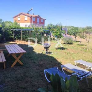 ISTRA, VALBANDON - Apartmanska kuća blizu mora sa 7 apartmana i ogromnom okućnicom