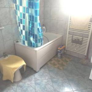 ISTRA, VALBANDON Kuća s 3 apartmana i dvorištem u blizini mora