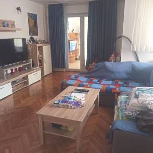 ISTRA, VALBANDON Kuća s 3 apartmana i dvorištem u blizini mora
