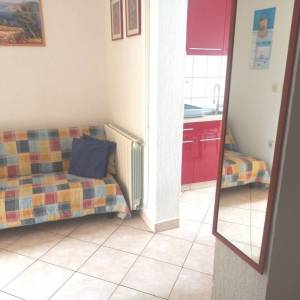 ISTRA, VALBANDON Kuća s 3 apartmana i dvorištem u blizini mora
