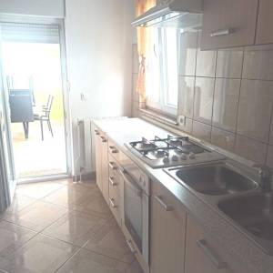 ISTRA, VALBANDON Kuća s 3 apartmana i dvorištem u blizini mora