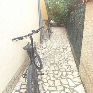ISTRA, VALBANDON Kuća s 3 apartmana i dvorištem u blizini mora