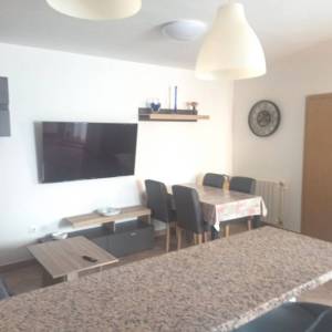 ISTRA, VALBANDON Kuća s 3 apartmana i dvorištem u blizini mora