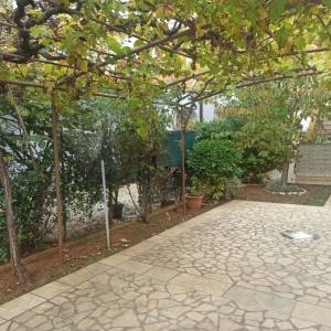 ISTRA, VALBANDON Kuća s 3 apartmana i dvorištem u blizini mora