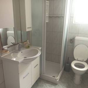 ISTRA, VALBANDON Kuća s 3 apartmana i dvorištem u blizini mora