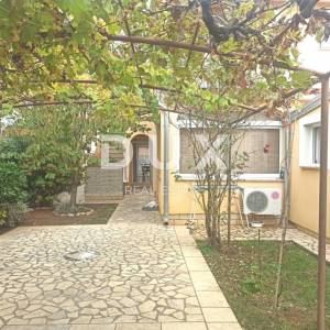 ISTRA, VALBANDON Kuća s 3 apartmana i dvorištem u blizini mora