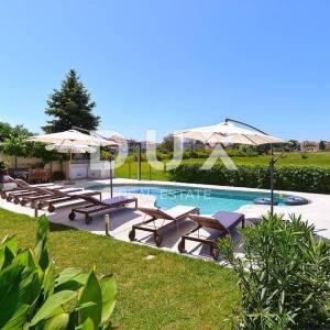 ISTRA, VALBANDON - Kuća sa 7 apartmana!