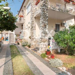 ISTRA, VALBANDON Prekrasna apartmanska kuća! 