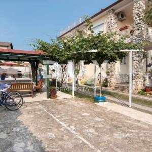 ISTRA, VALBANDON Prekrasna apartmanska kuća! 