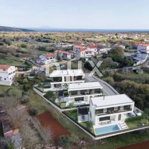 ISTRA, VALTURA - Kuća u Roh-bau fazi okružena prirodom