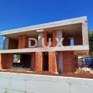 ISTRA, VALTURA - Kuća u Roh-bau fazi okružena prirodom