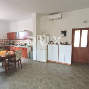 ISTRA, VALTURA - Prizemnica s dvorištem na mirnoj lokaciji - 2 km od mora!