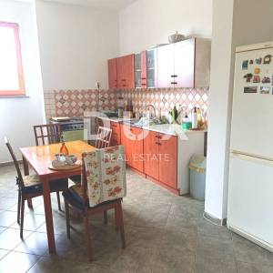 ISTRA, VALTURA - Prizemnica s dvorištem na mirnoj lokaciji - 2 km od mora!