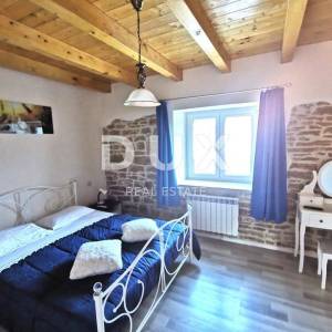 ISTRA, VIŠNJAN - Imanje s dvije kuće i pogledom na more