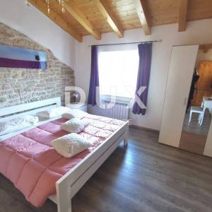 ISTRA, VIŠNJAN - Imanje s dvije kuće i pogledom na more