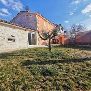 ISTRA, VIŠNJAN - Imanje s dvije kuće i pogledom na more