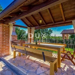 ISTRA, VIŠNJAN - Impozantna kamena vila u mirnom okruženju