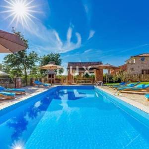 ISTRA, VIŠNJAN - Impozantna kamena vila u mirnom okruženju
