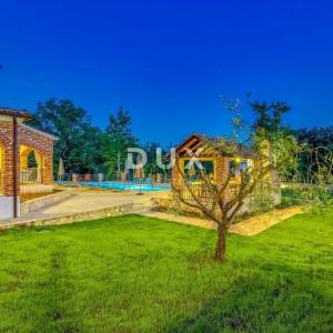 ISTRA, VIŠNJAN - Impozantna kamena vila u mirnom okruženju