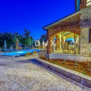 ISTRA, VIŠNJAN - Impozantna kamena vila u mirnom okruženju