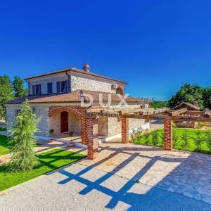 ISTRA, VIŠNJAN - Impozantna kamena vila u mirnom okruženju