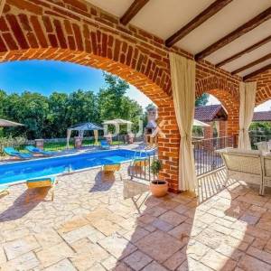 ISTRA, VIŠNJAN - Impozantna kamena vila u mirnom okruženju