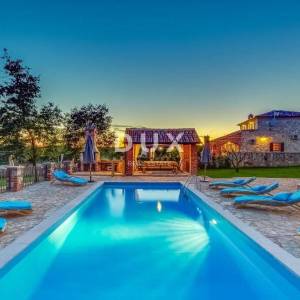 ISTRA, VIŠNJAN - Impozantna kamena vila u mirnom okruženju