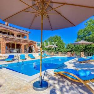 ISTRA, VIŠNJAN - Impozantna kamena vila u mirnom okruženju