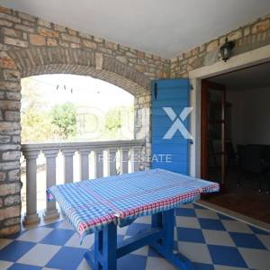 ISTRA, VIŠNJAN - Samoodrživa kamena kuća na osami