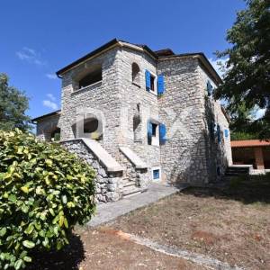 ISTRA, VIŠNJAN - Samoodrživa kamena kuća na osami