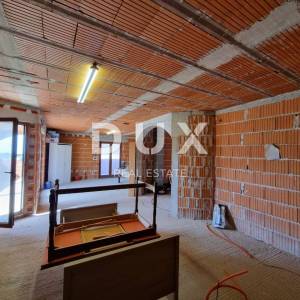 ISTRA, VIŠNJAN - Stan s garažom i pogledom na more u roh bau fazi