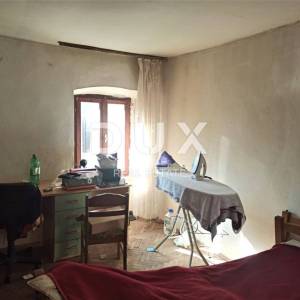 ISTRA, VODNJAN Prostrana kuća za renovaciju u centru