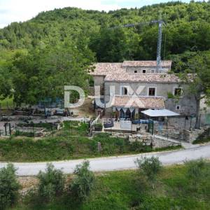 ISTRA,CEROVLJE - Istarska stancija s dvije kamene kuće i prostranom okućnicom – raj za ljubitelje prirode!