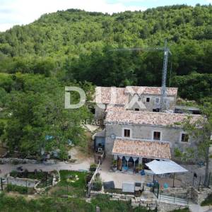 ISTRA,CEROVLJE - Istarska stancija s dvije kamene kuće i prostranom okućnicom – raj za ljubitelje prirode!