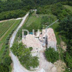 ISTRA,CEROVLJE - Istarska stancija s dvije kamene kuće i prostranom okućnicom – raj za ljubitelje prirode!