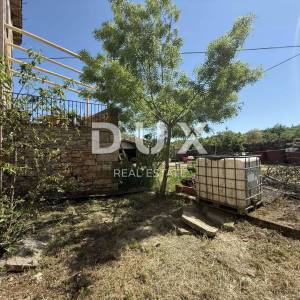 ISTRA,GROŽNJAN - Autentična istarska kuća s dodatnim građevinskim zemljištem