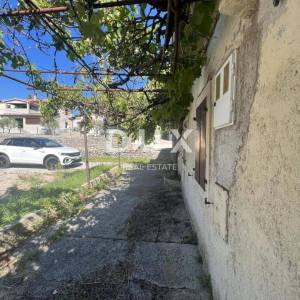 ISTRA,LABIN - Kuća s prostranim kompleksom zemljišta s pogledom na more