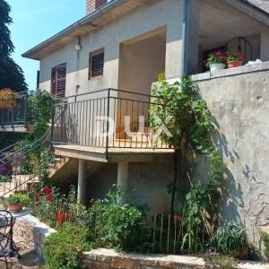ISTRA,LOVREČ - Kamena kuća s okućnicom