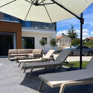 ISTRA,MARČANA - Moderna novogradnja s bazenom 