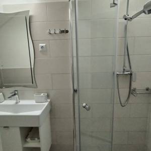 ISTRA,MEDULIN- Kamena kuća sa bazenom u centru!