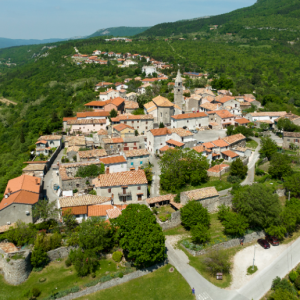 ISTRA,ROČ - Prostrano građevinsko zemljište na rubu naselja