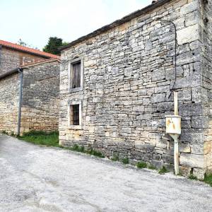 ISTRA.TINJAN - Dva kamena objekta 