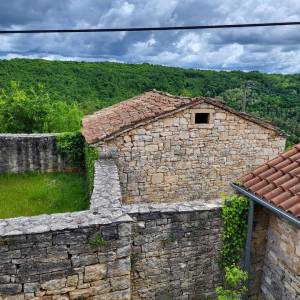 ISTRA.TINJAN - Dva kamena objekta 
